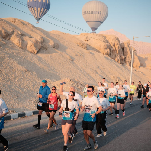 Lanzamiento del Maratón Internacional de Egipto, el maratón más antiguo de Egipto, desde el Templo de Hatshepsut en Luxor