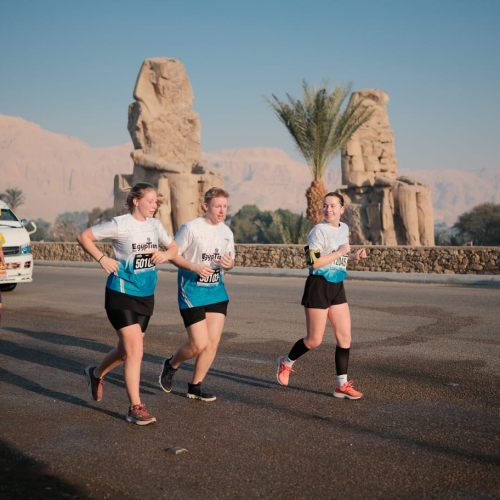 Lanzamiento del Maratón Internacional de Egipto, el maratón más antiguo de Egipto, desde el Templo de Hatshepsut en Luxor