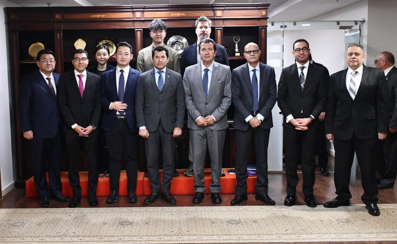 El Ministro de Juventud y Deportes, Dr. Ashraf Sobhi, sostuvo una reunión amplia con el Sr. "Jifen Fon", vicepresidente del consejo de administración de la empresa china "Dafon",